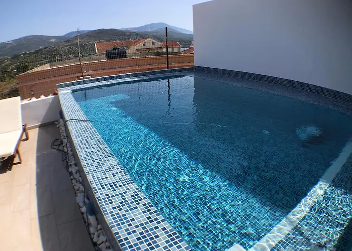 Metropolis House/villa With Garden & Pool-jacuzzi Villa *